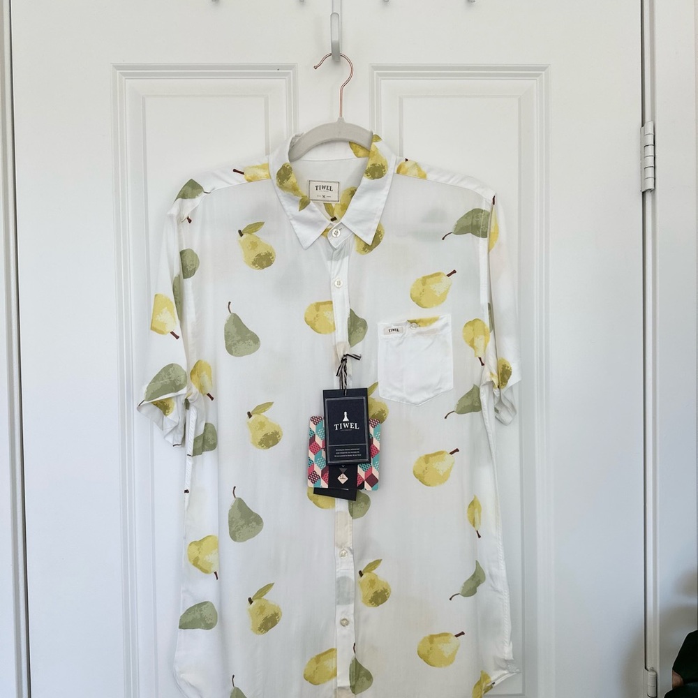 Men's Tiwel Pear’s shirt.